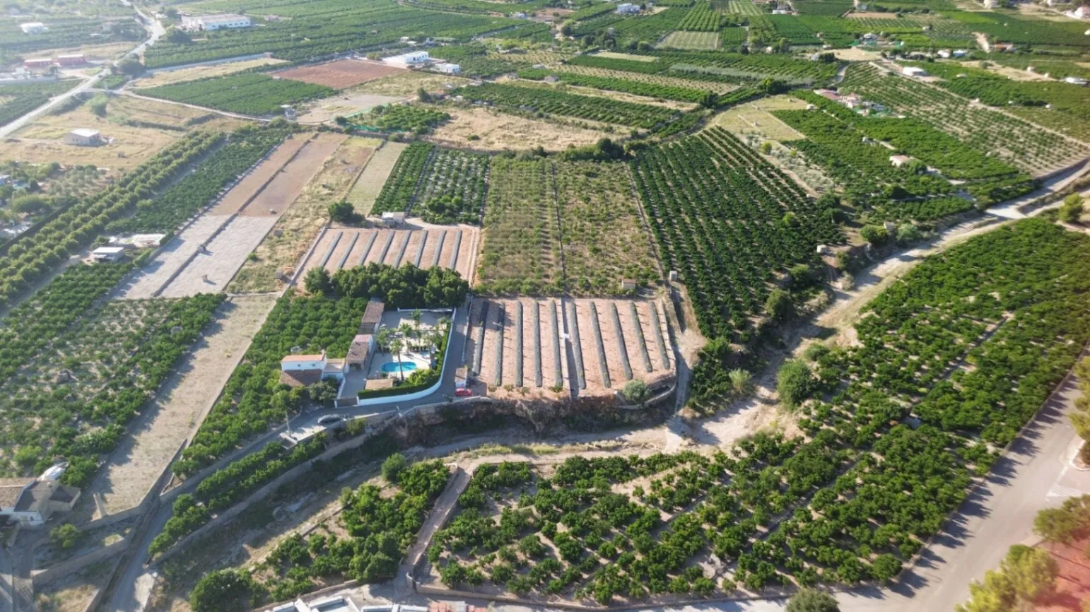 En venta nave comercial de 610 m2 y 836 m2 de terreno urbano en Pego (Marina Alta)