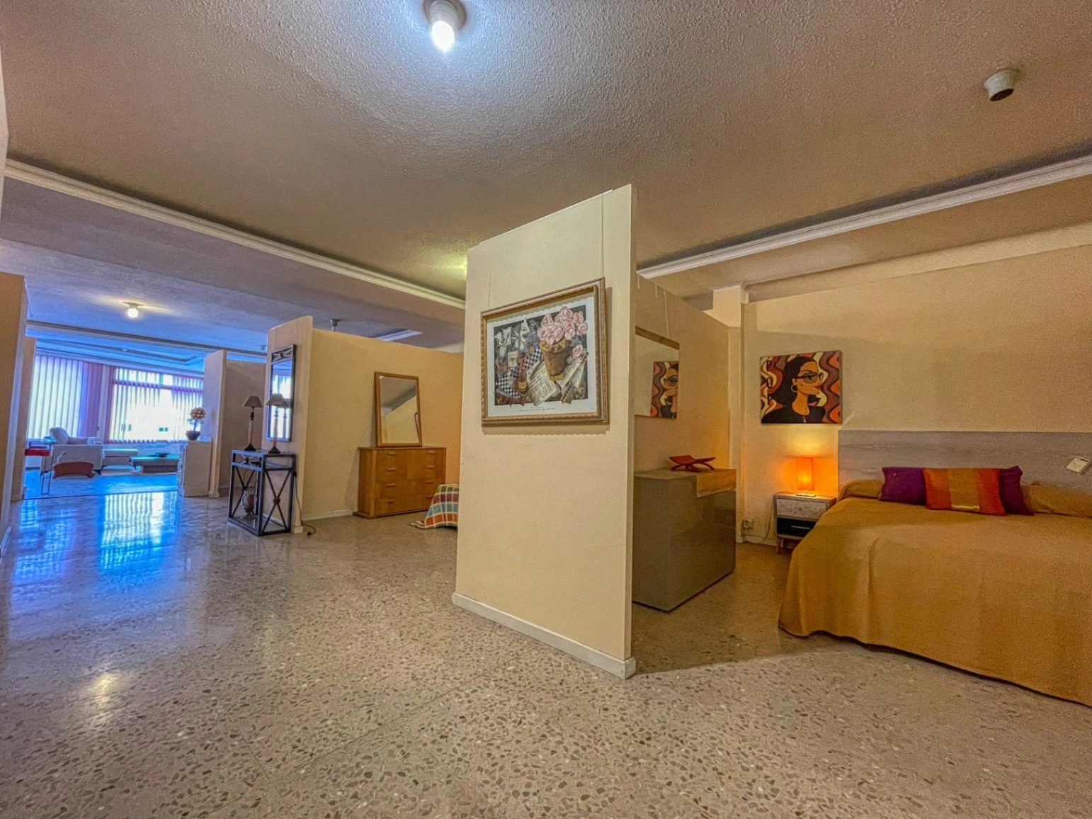 Commercial premises for sale of 1244 m² with urban land.