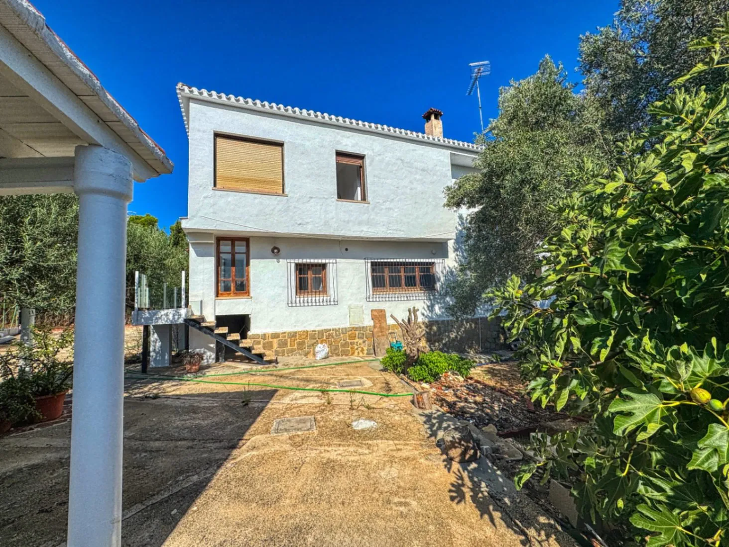 Chalet con pista de tenis y jardín en Les Rotes (Denia)