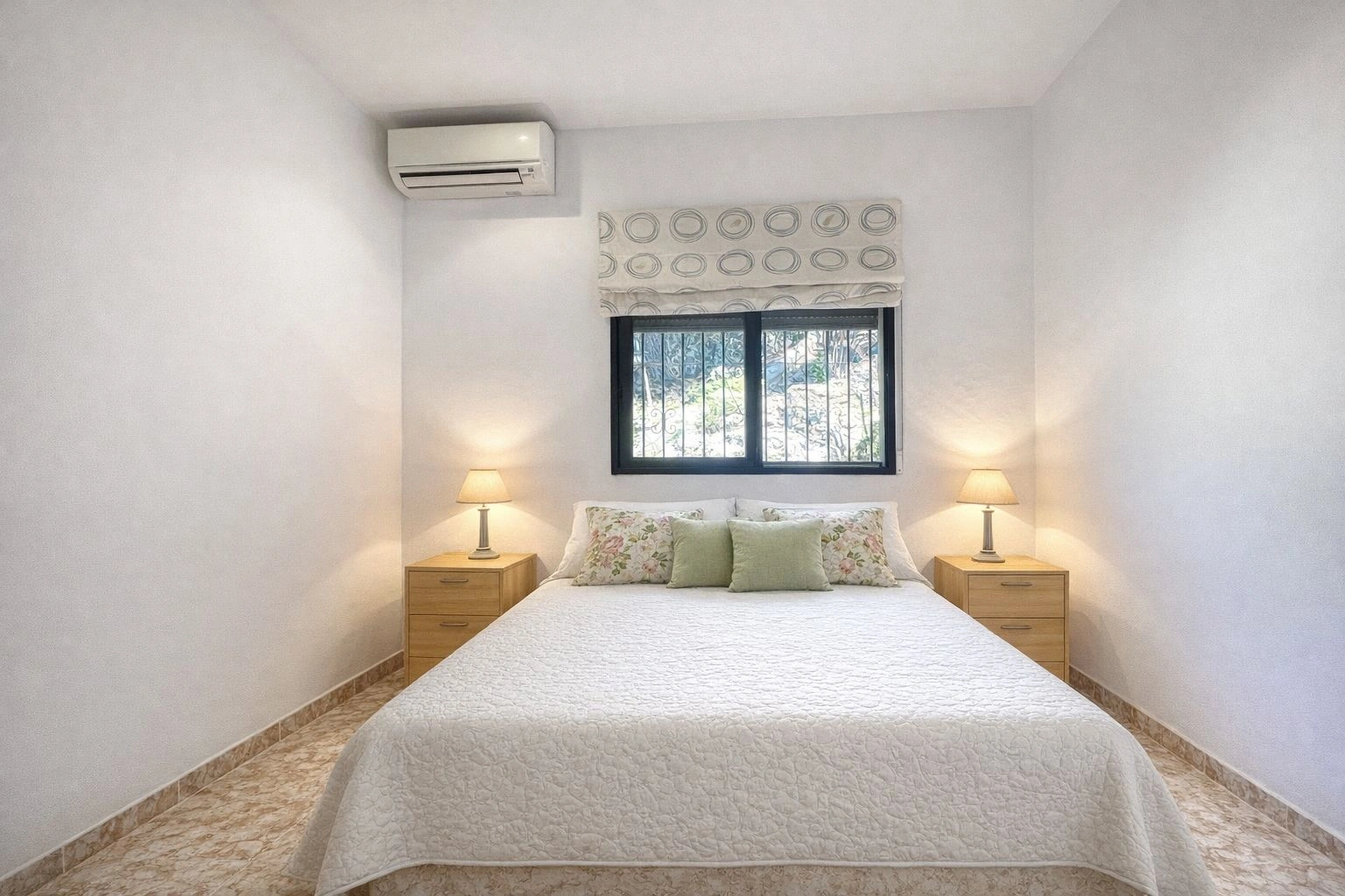 Chalet en venta de 5 dormitorios en Pego, Alicante.