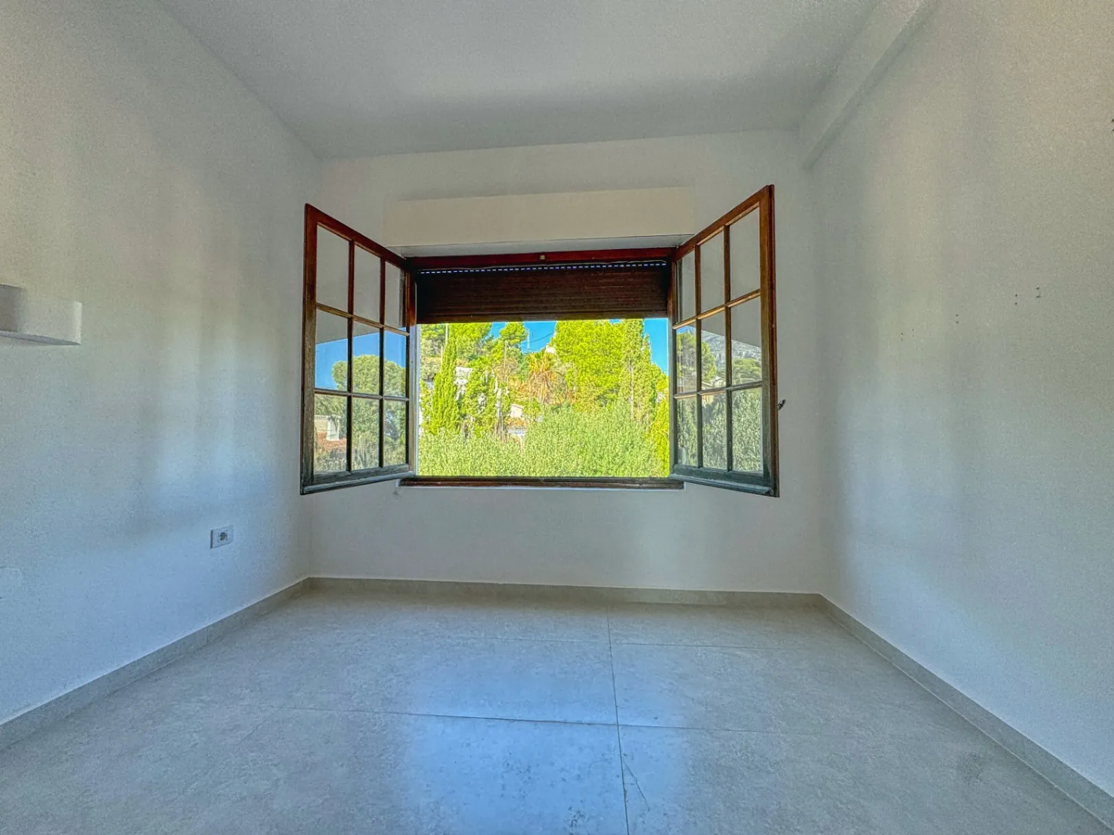 Chalet con pista de tenis y jardín en Les Rotes (Denia)