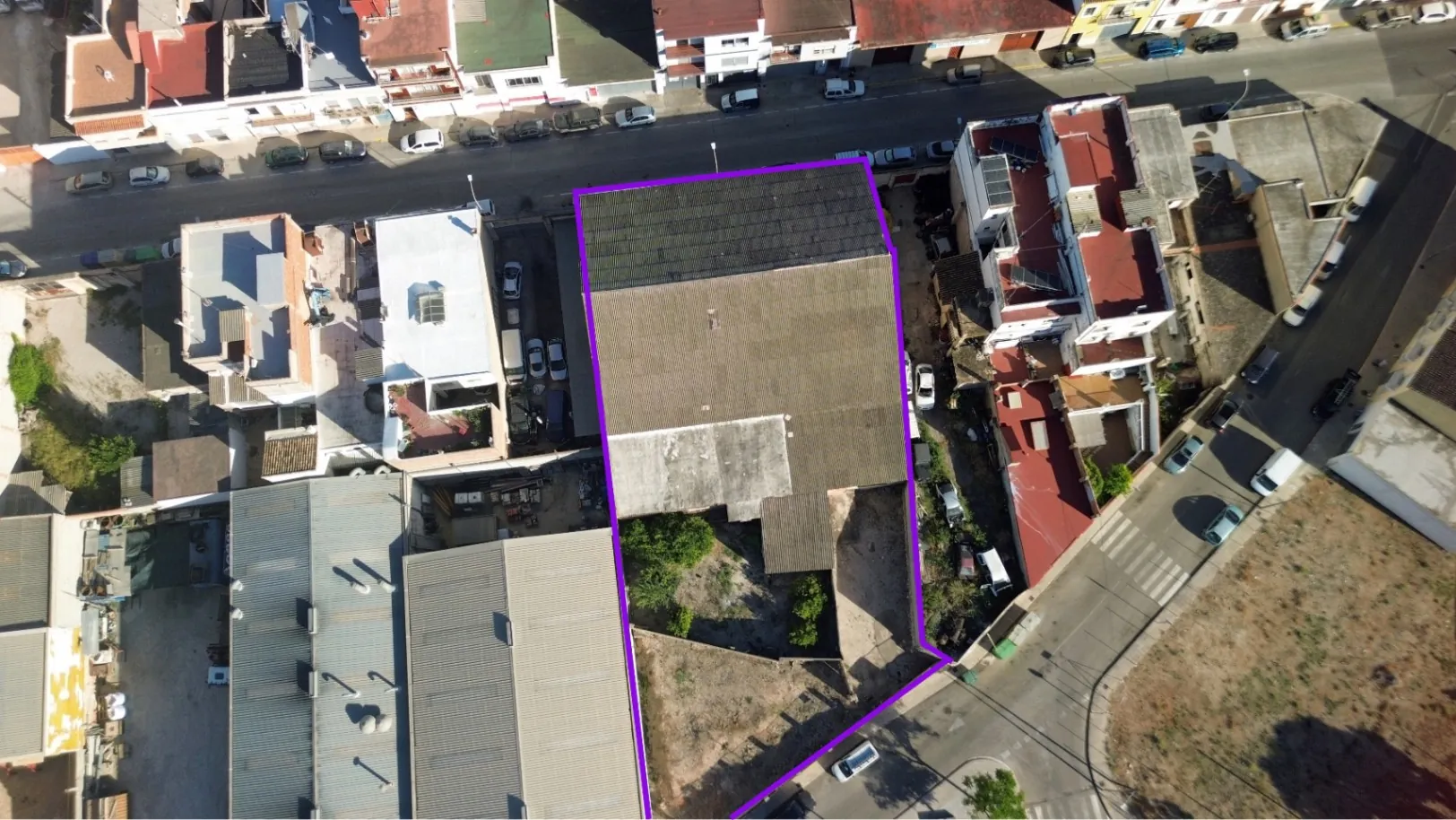 En venta nave comercial de 610 m2 y 836 m2 de terreno urbano en Pego (Marina Alta)
