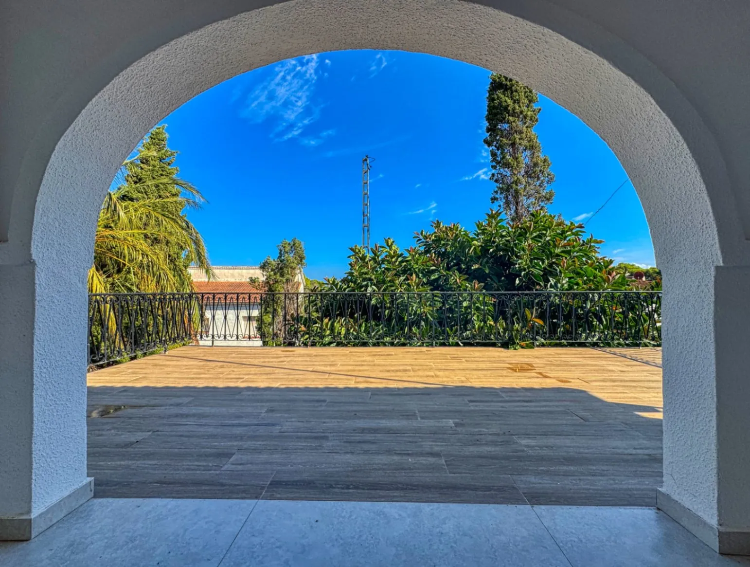 Chalet con pista de tenis y jardín en Les Rotes (Denia)