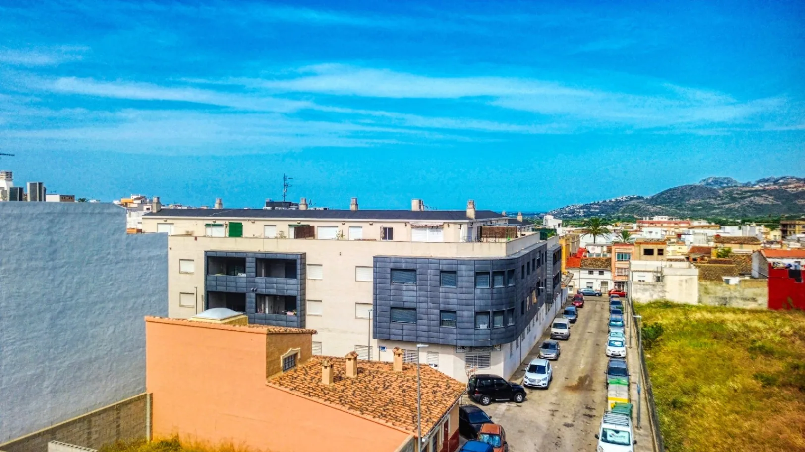 Vivir solo, cómodo y en en el centro de Pego es posible con este piso