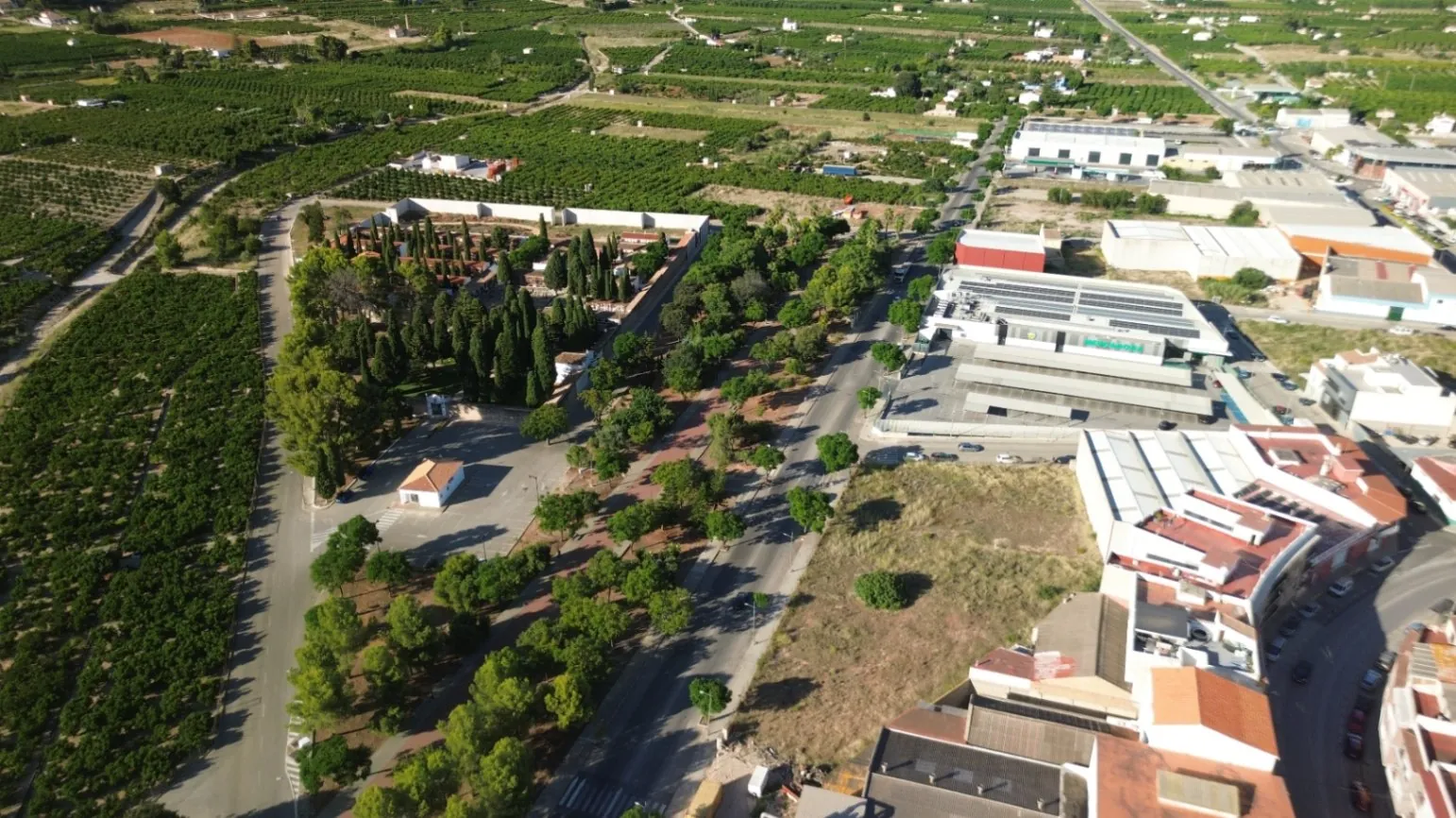 En venta nave comercial de 610 m2 y 836 m2 de terreno urbano en Pego (Marina Alta)