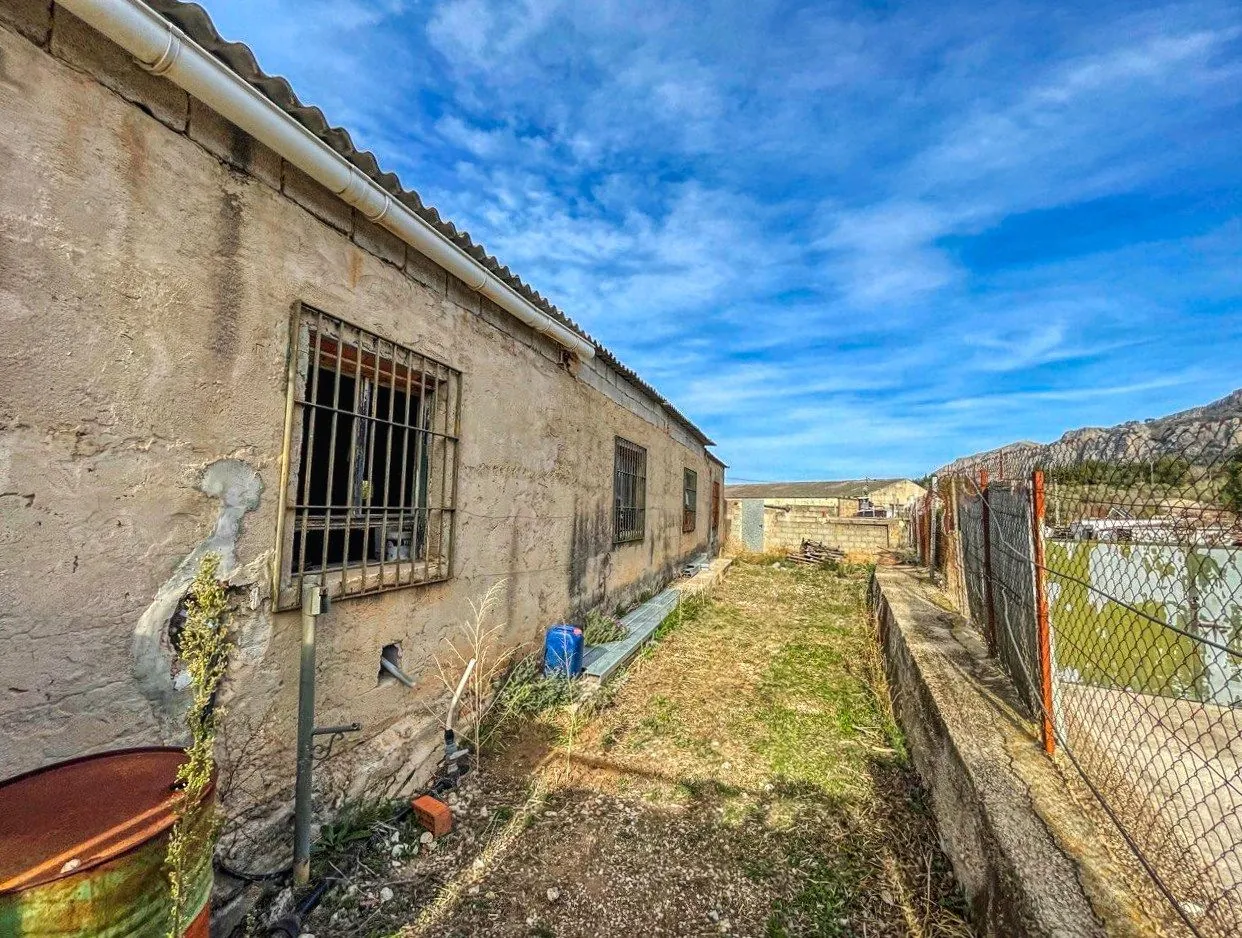 Nave comercial con posibilidad de vivienda en venta en Beniali, Vall de Gallinera.
