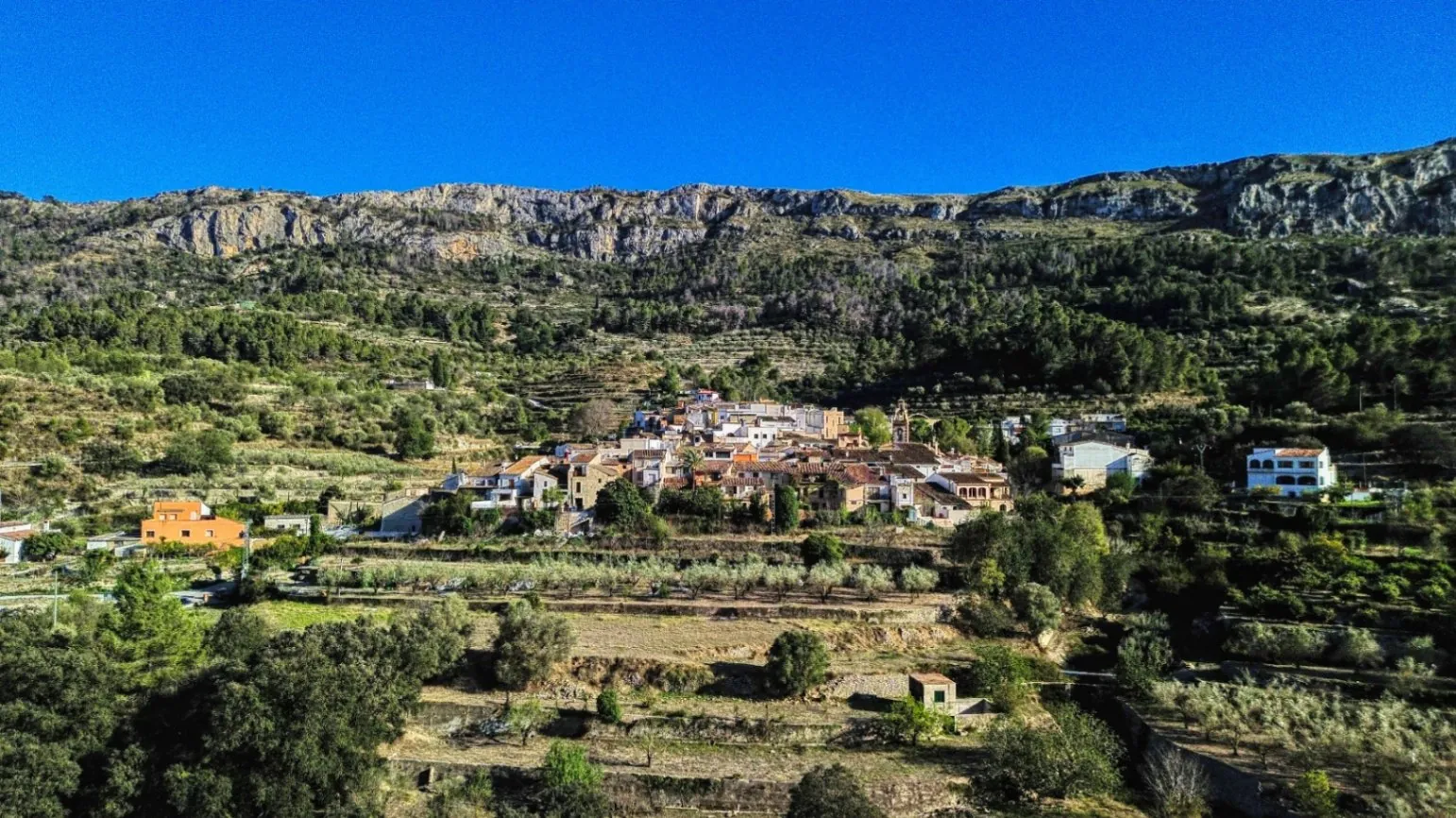 Nave comercial con posibilidad de vivienda en venta en Beniali, Vall de Gallinera.