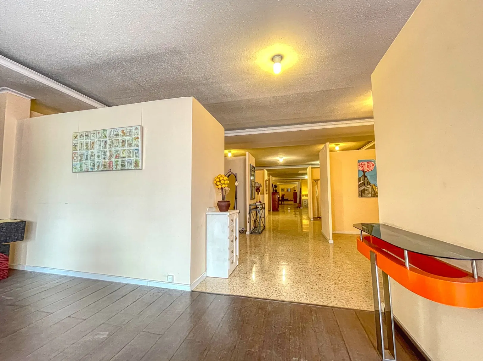 Commercial premises for sale of 1244 m² with urban land.
