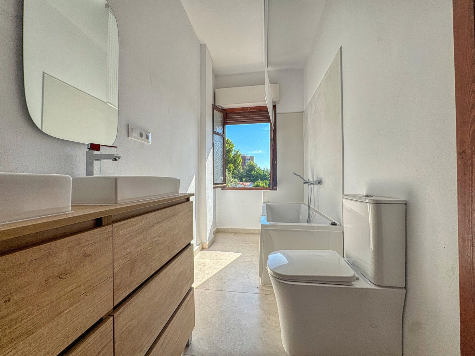 Chalet con pista de tenis y jardín en Les Rotes (Denia)