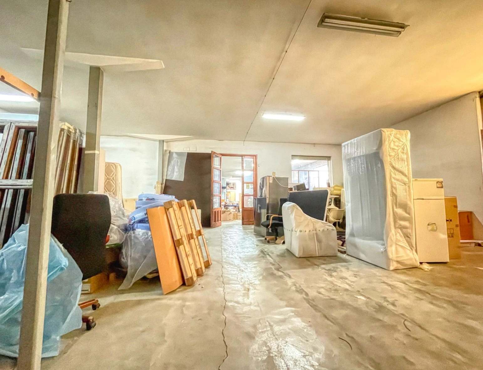 Commercial premises for sale of 1244 m² with urban land.