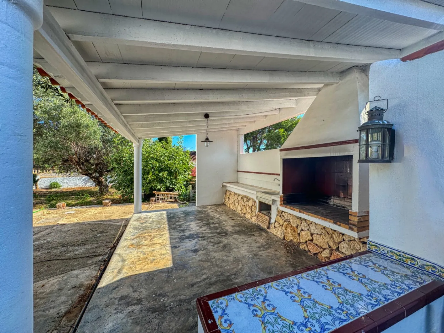 Chalet con pista de tenis y jardín en Les Rotes (Denia)