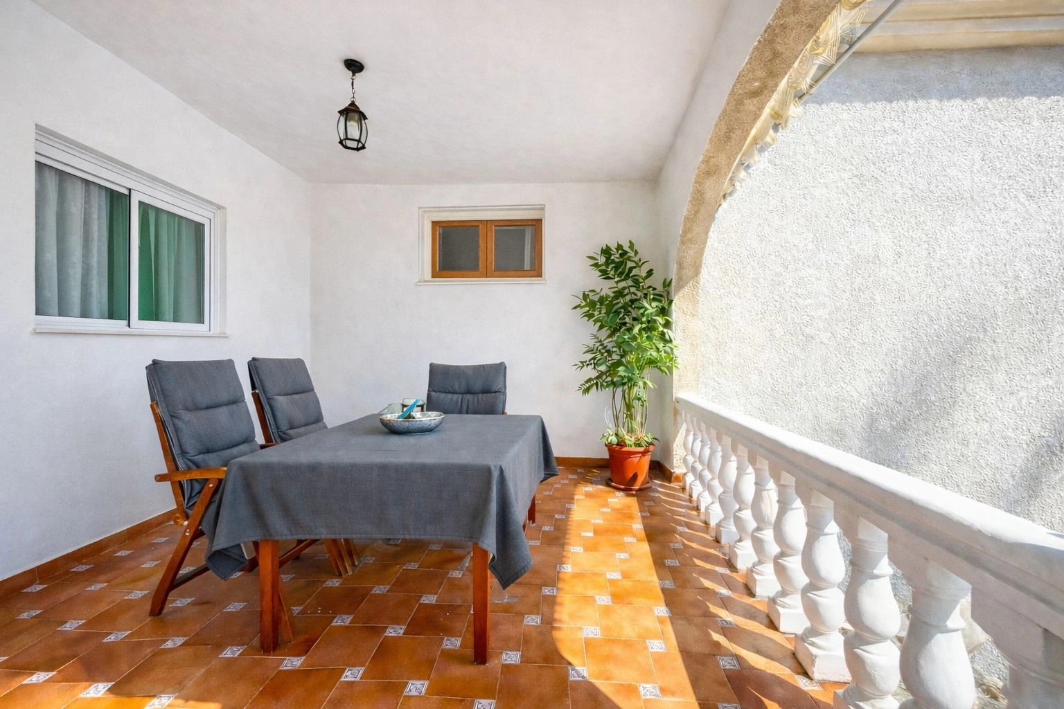 Chalet en venta de 5 dormitorios en Pego, Alicante.
