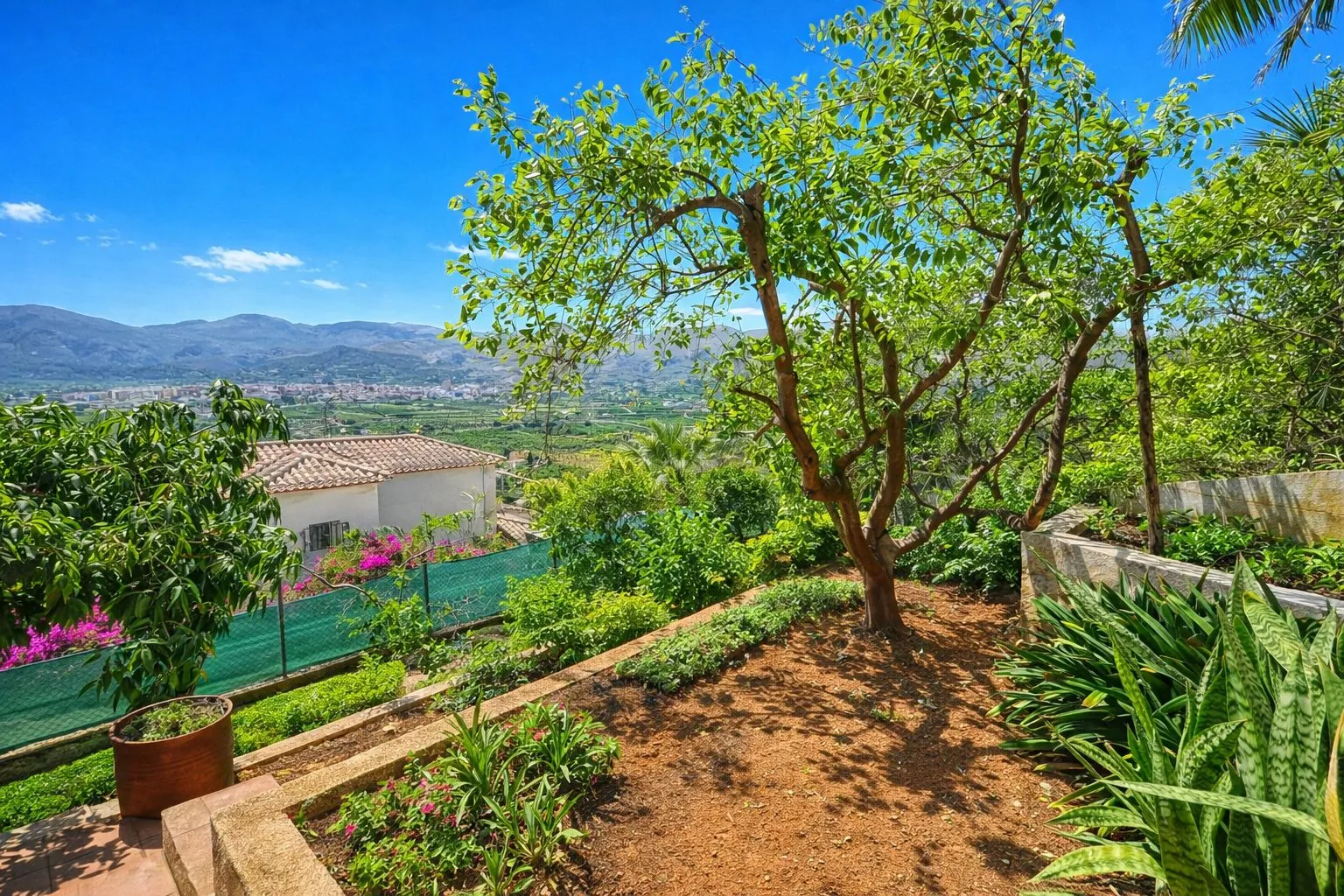 Chalet en venta de 5 dormitorios en Pego, Alicante.