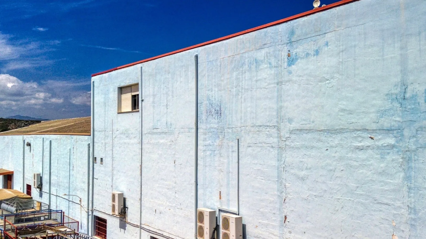 Commercial premises for sale of 1244 m² with urban land.