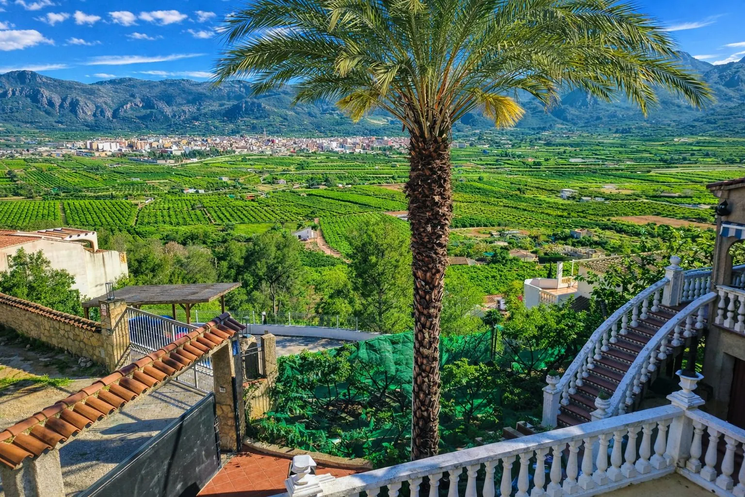 Chalet en venta de 5 dormitorios en Pego, Alicante.
