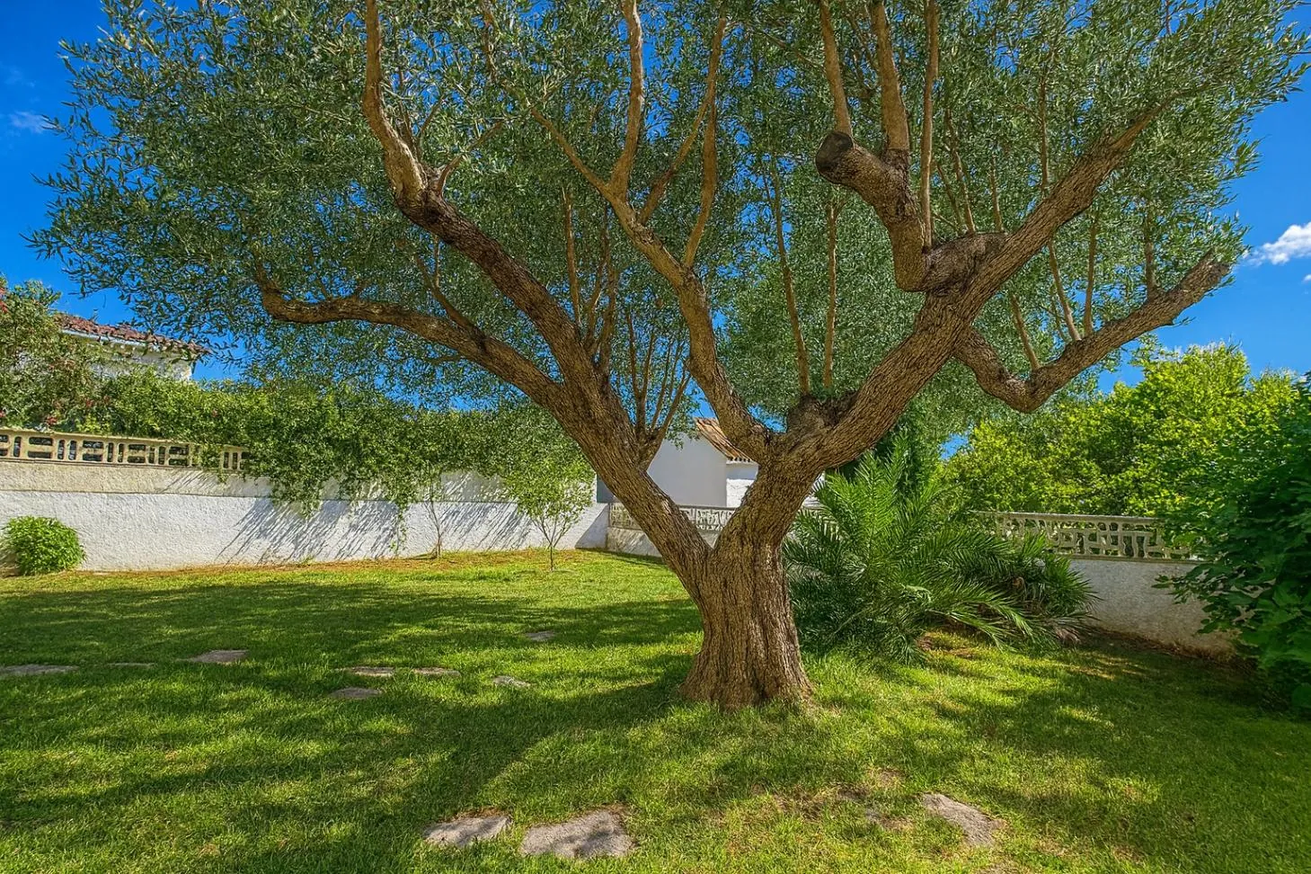 Chalet con pista de tenis y jardín en Les Rotes (Denia)