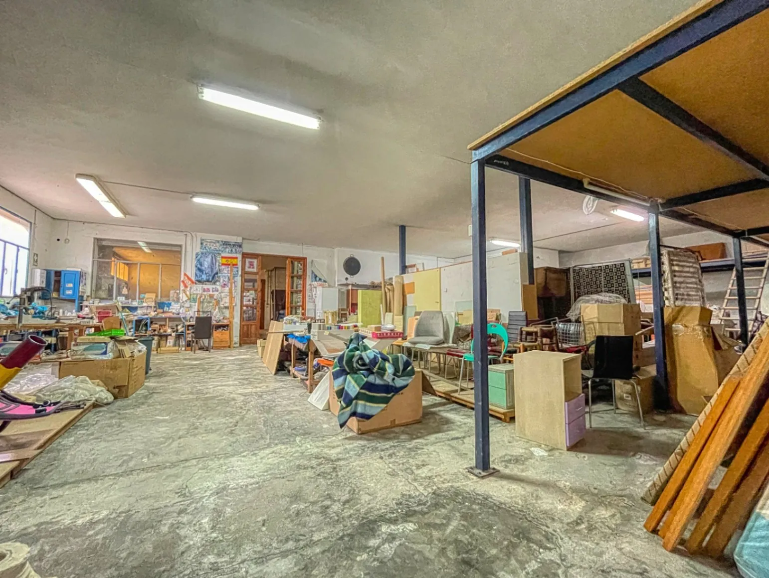 Commercial premises for sale of 1244 m² with urban land.