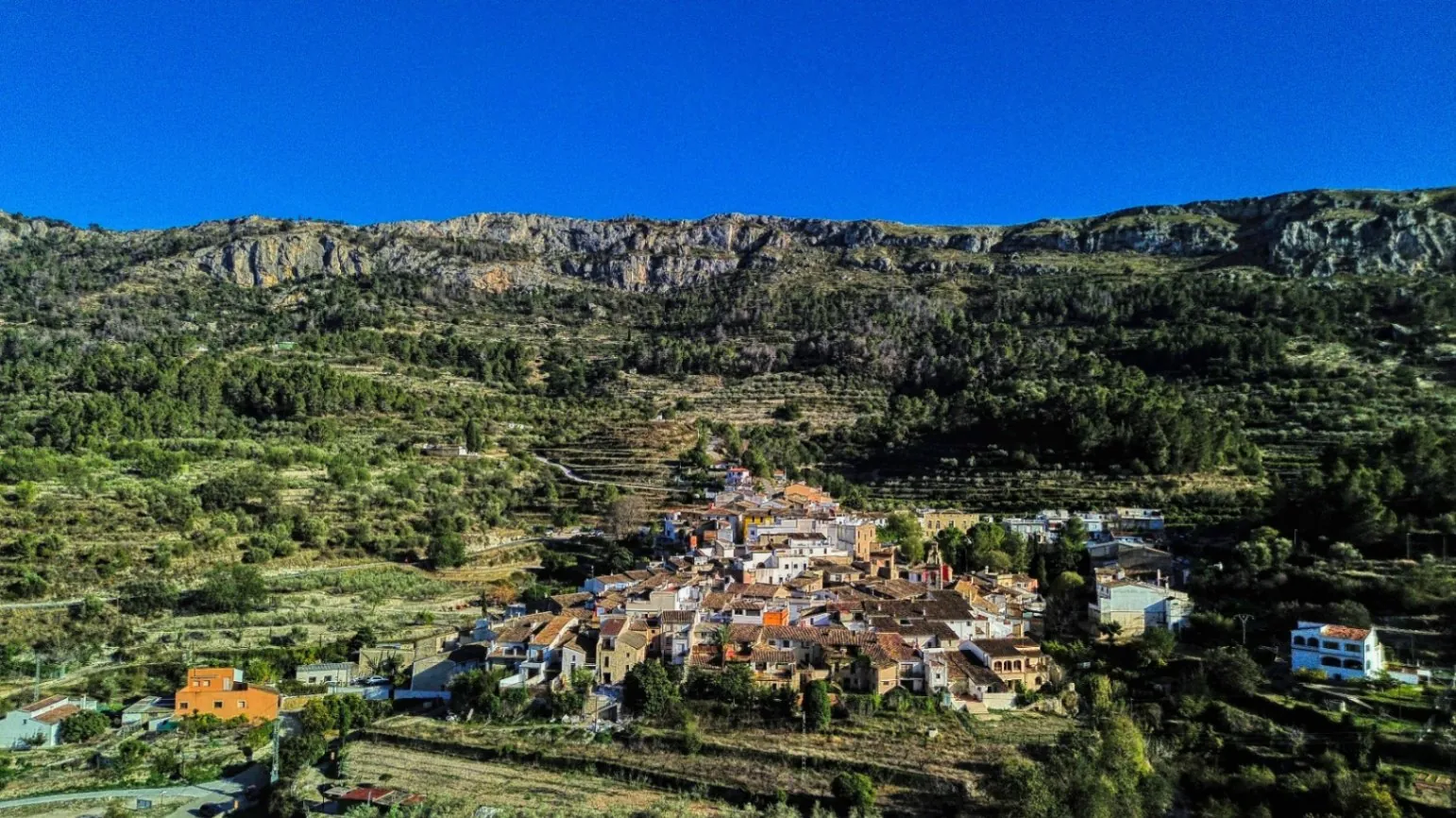 Nave comercial con posibilidad de vivienda en venta en Beniali, Vall de Gallinera.