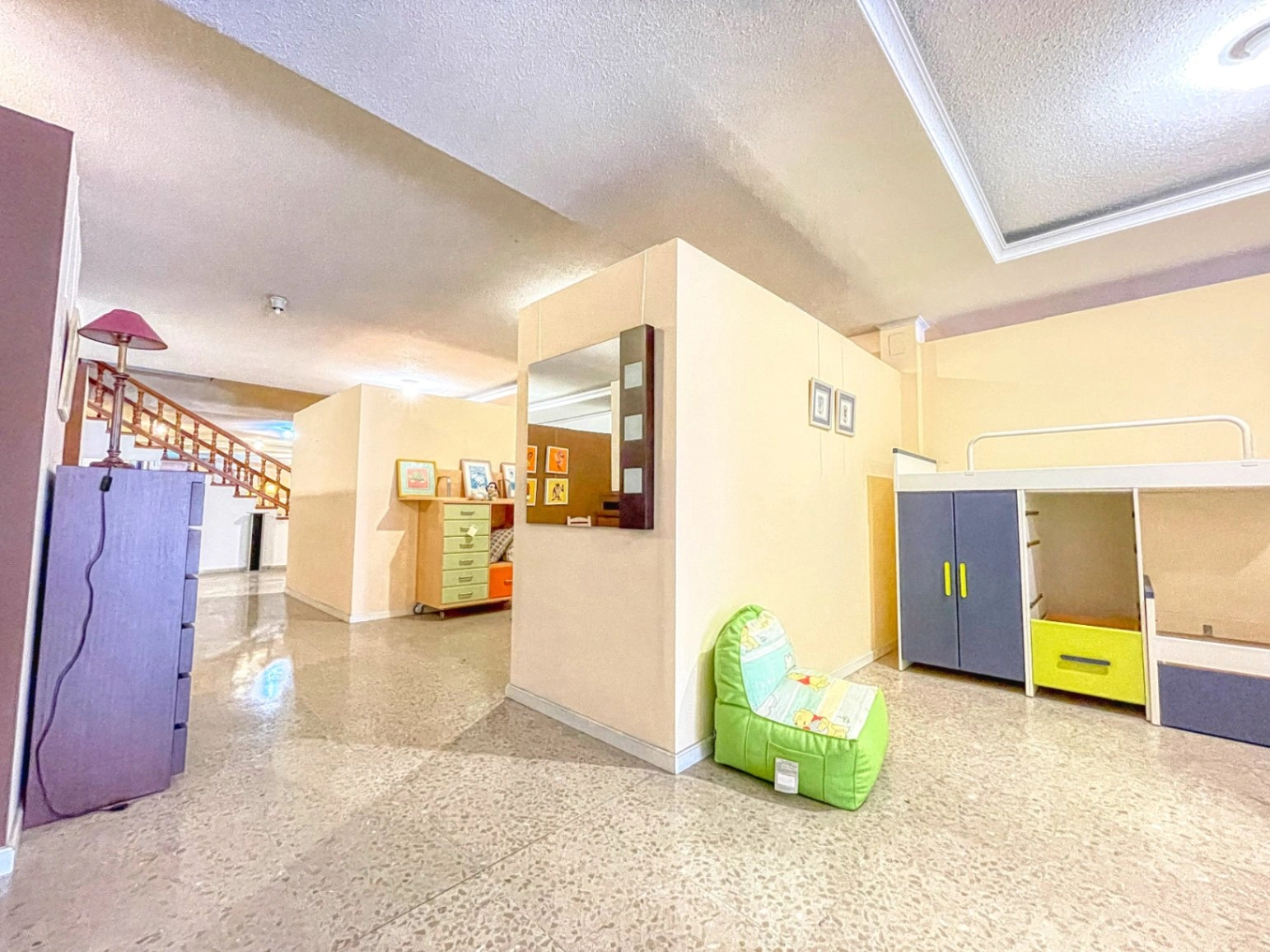 Commercial premises for sale of 1244 m² with urban land.