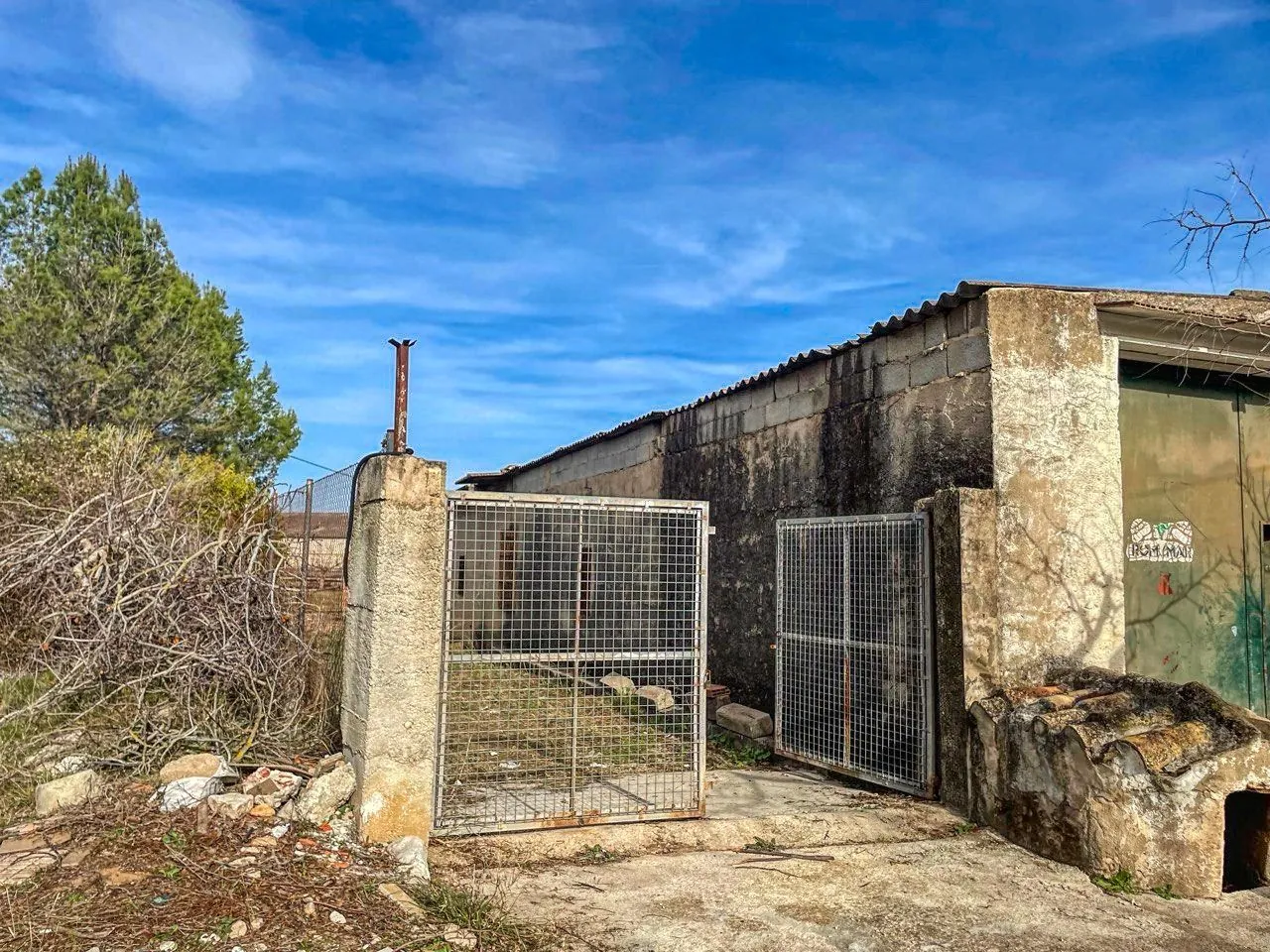 Nave comercial con posibilidad de vivienda en venta en Beniali, Vall de Gallinera.