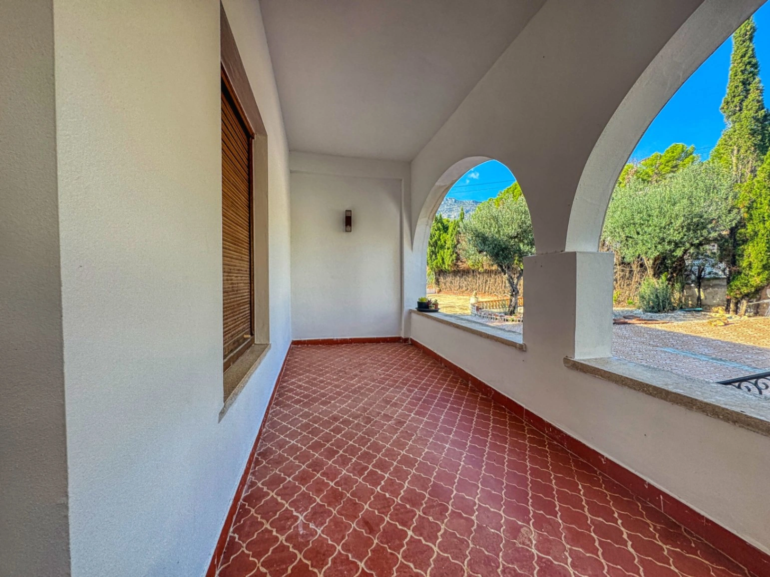 Chalet con pista de tenis y jardín en Les Rotes (Denia)
