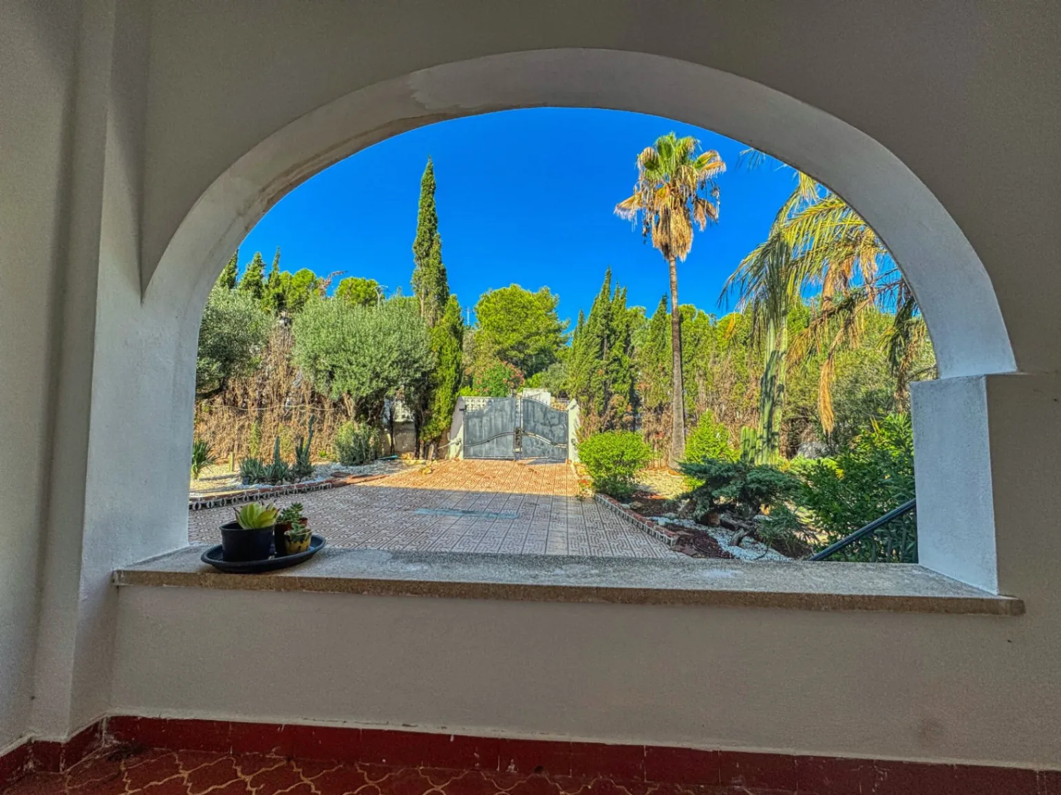 Chalet con pista de tenis y jardín en Les Rotes (Denia)
