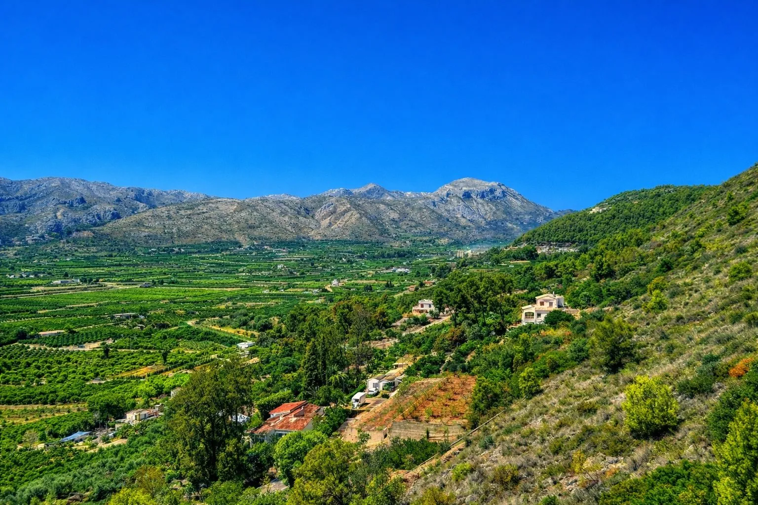 Chalet en venta de 5 dormitorios en Pego, Alicante.