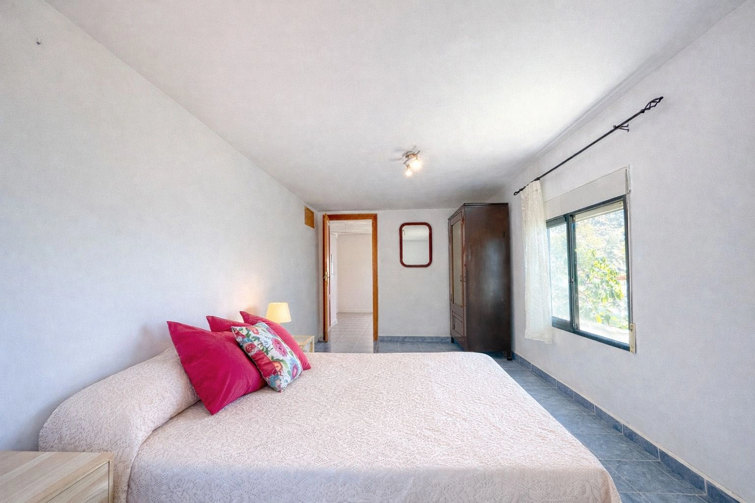Chalet en venta de 5 dormitorios en Pego, Alicante.