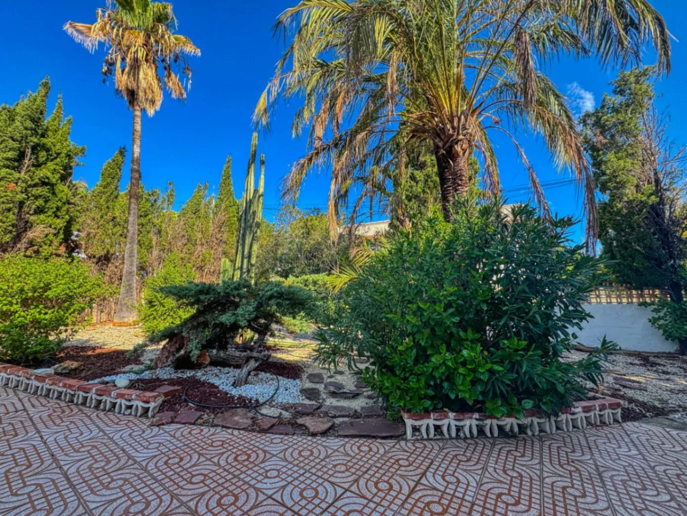 Chalet con pista de tenis y jardín en Les Rotes (Denia)