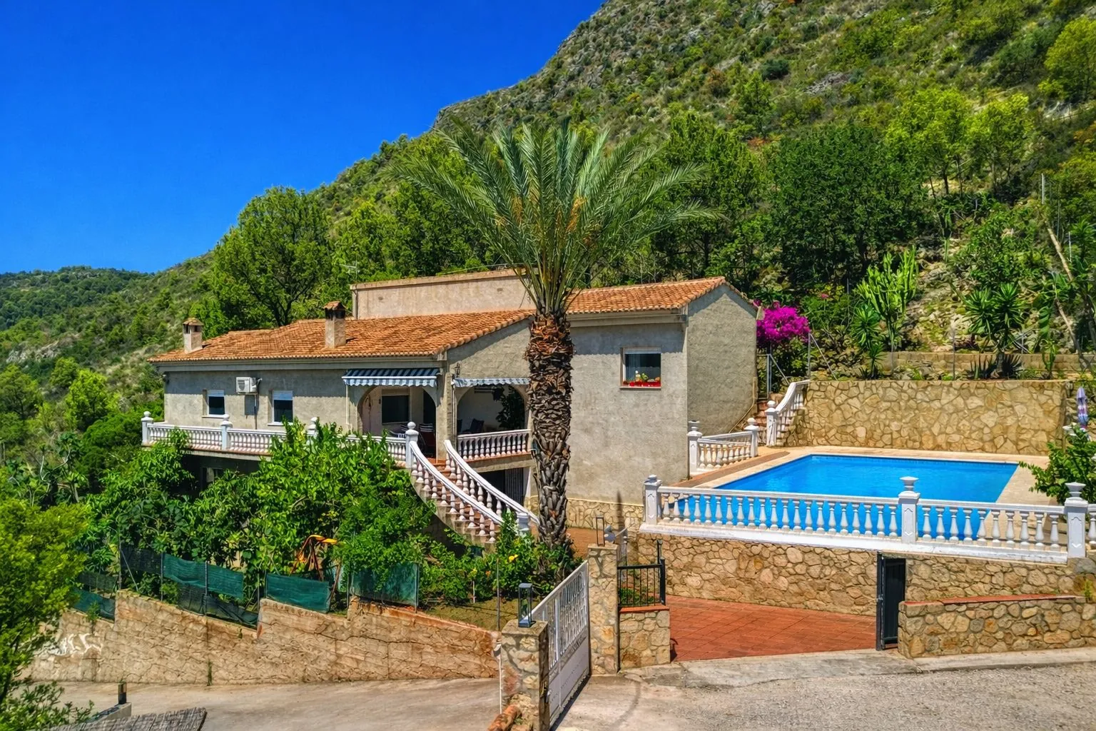 Chalet en venta de 5 dormitorios en Pego, Alicante.