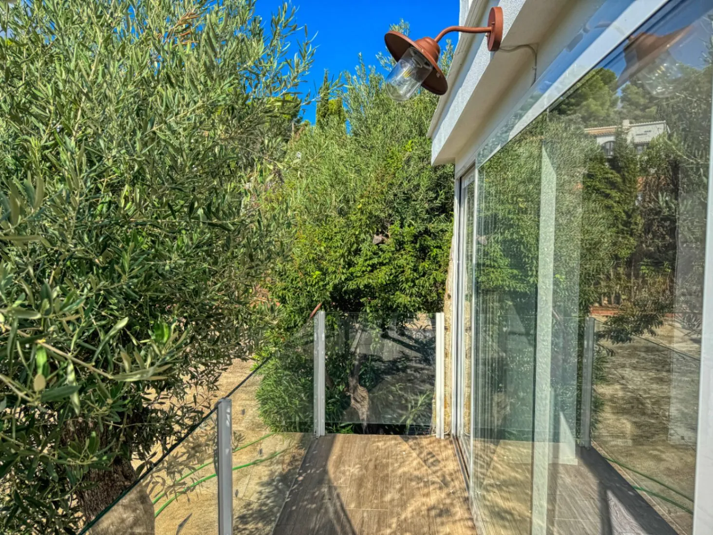 Chalet con pista de tenis y jardín en Les Rotes (Denia)