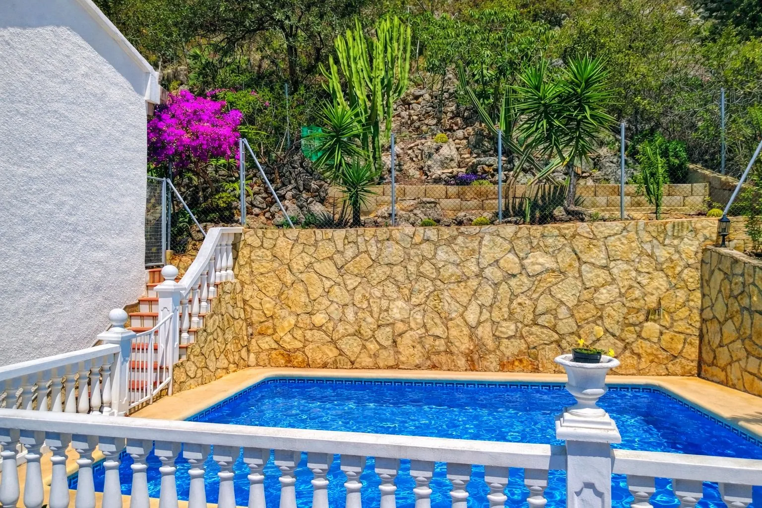 Chalet en venta de 5 dormitorios en Pego, Alicante.
