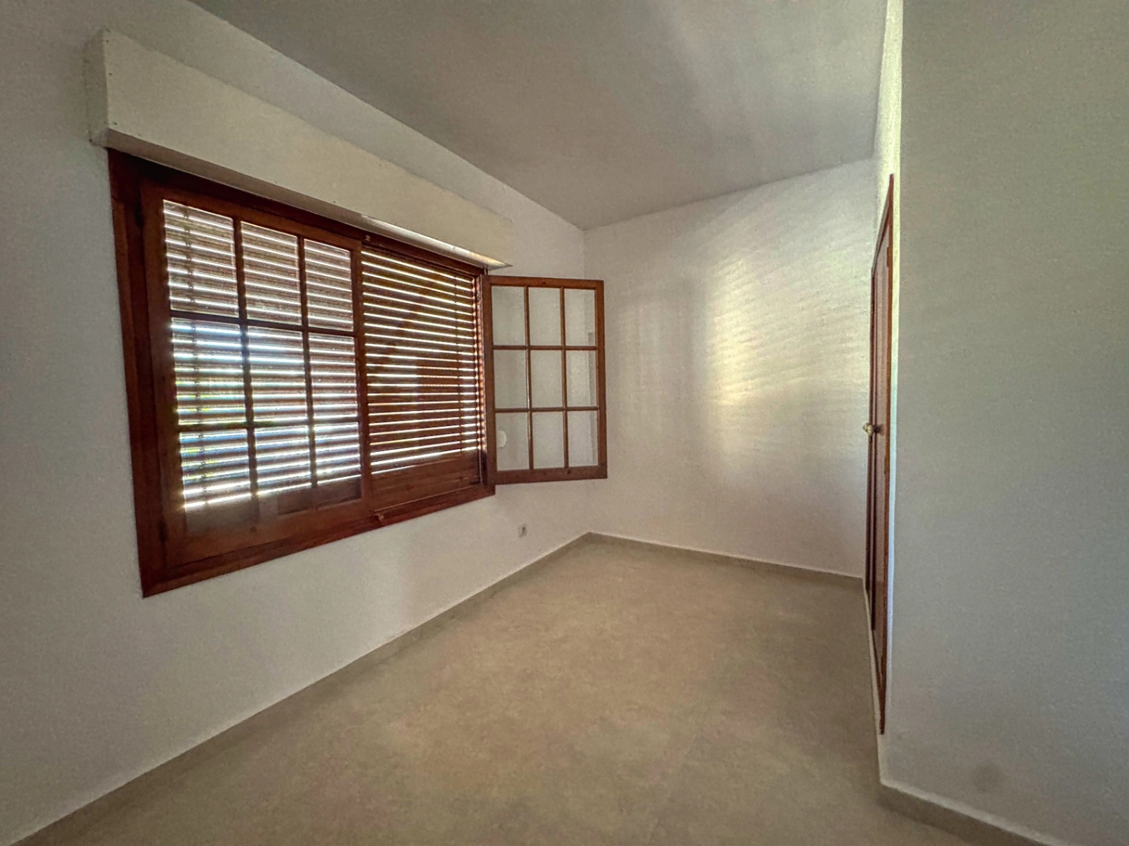 Chalet con pista de tenis y jardín en Les Rotes (Denia)