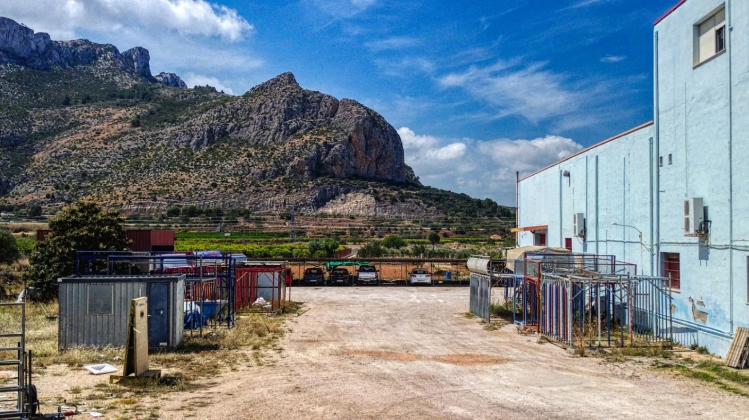 Commercial premises for sale of 1244 m² with urban land.