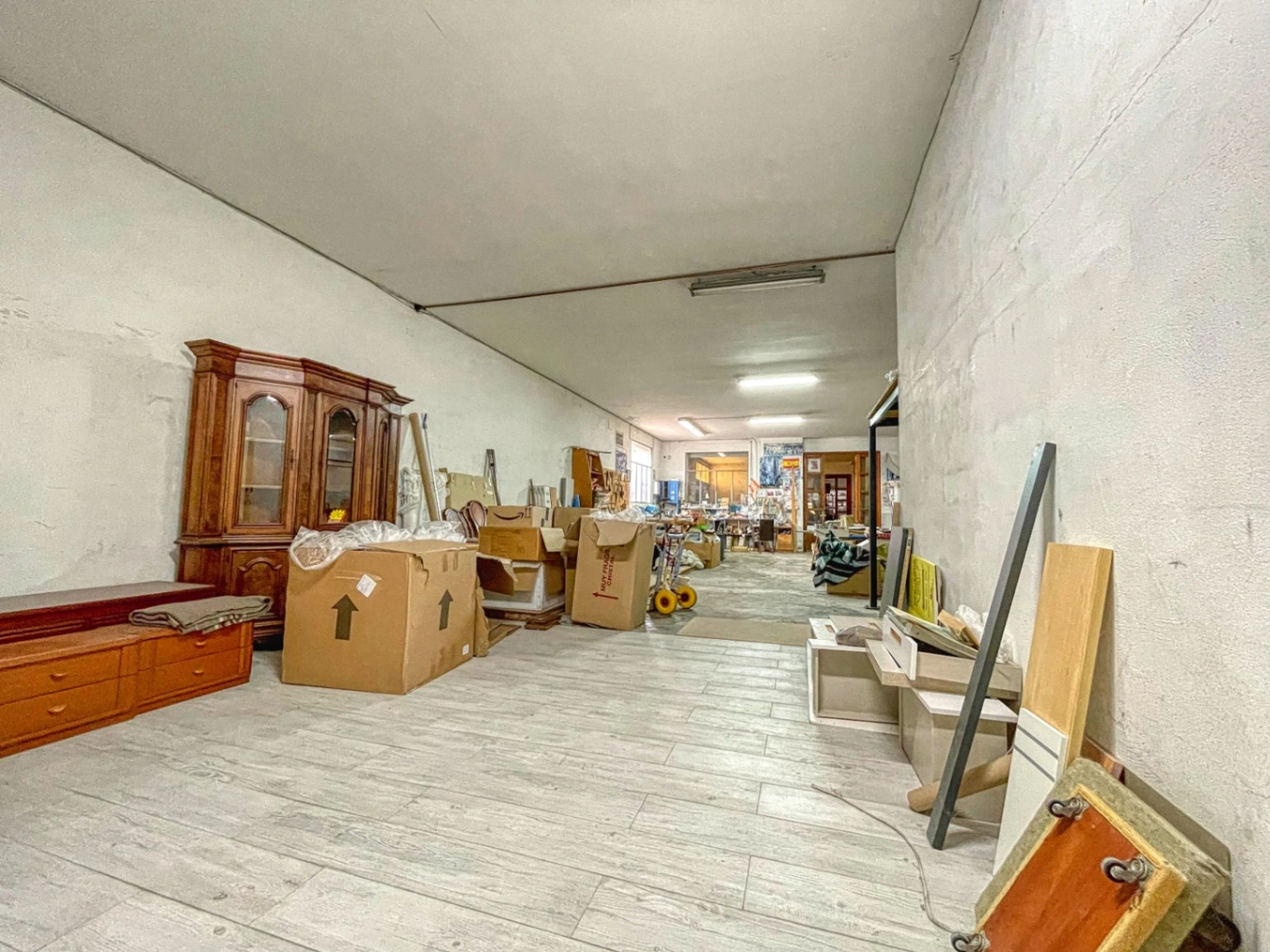 Commercial premises for sale of 1244 m² with urban land.