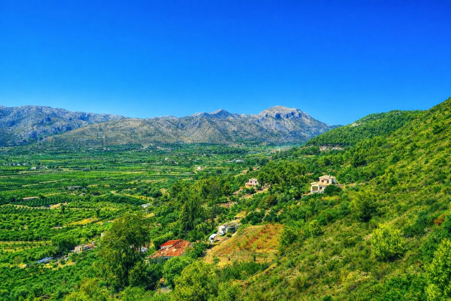 Chalet en venta de 5 dormitorios en Pego, Alicante.
