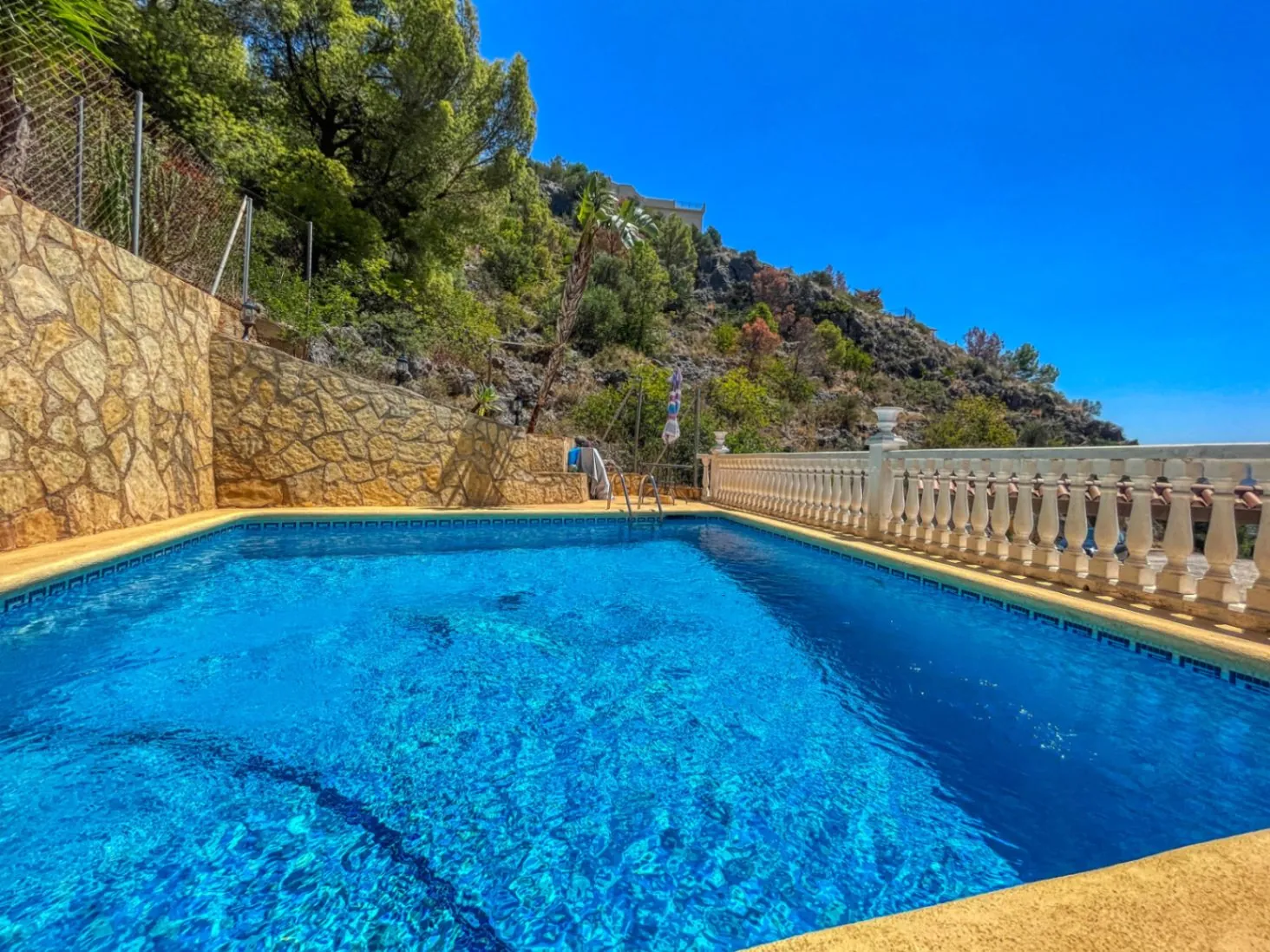 Chalet en venta de 5 dormitorios en Pego, Alicante.