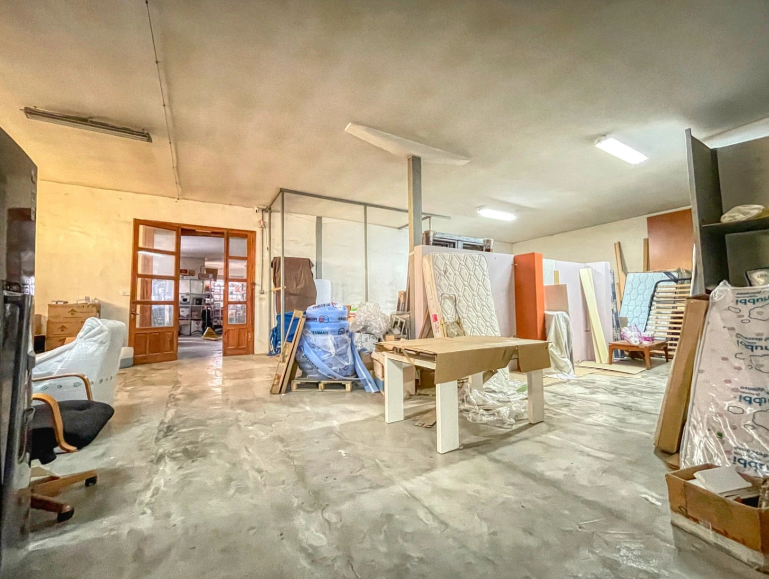 Commercial premises for sale of 1244 m² with urban land.
