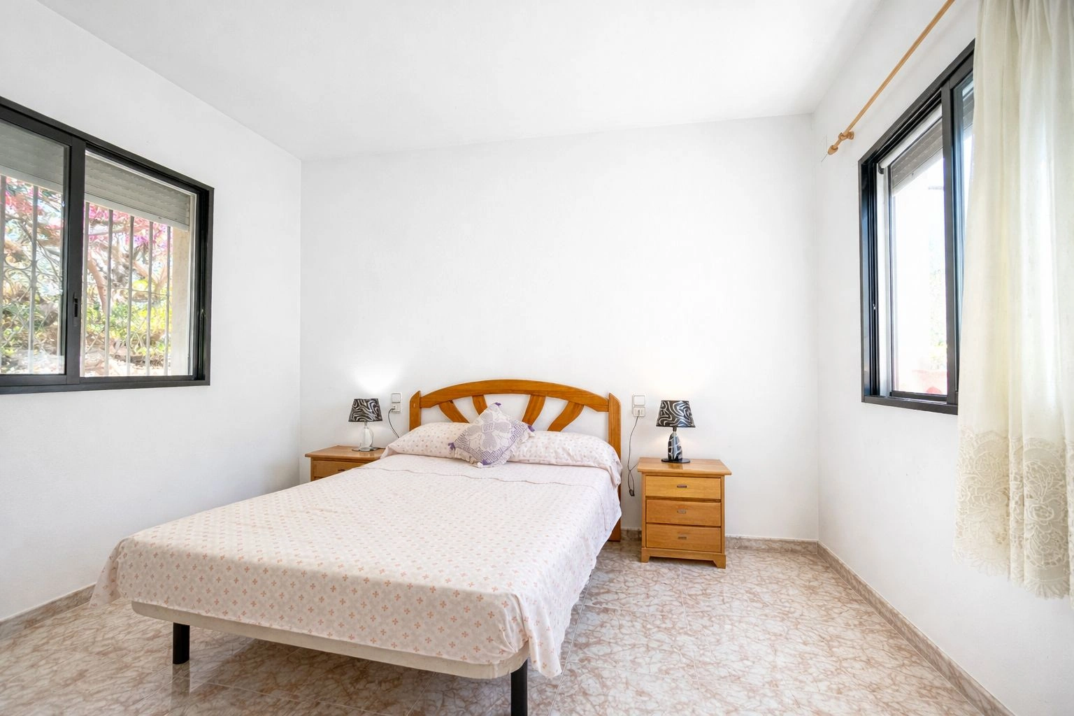 Chalet en venta de 5 dormitorios en Pego, Alicante.