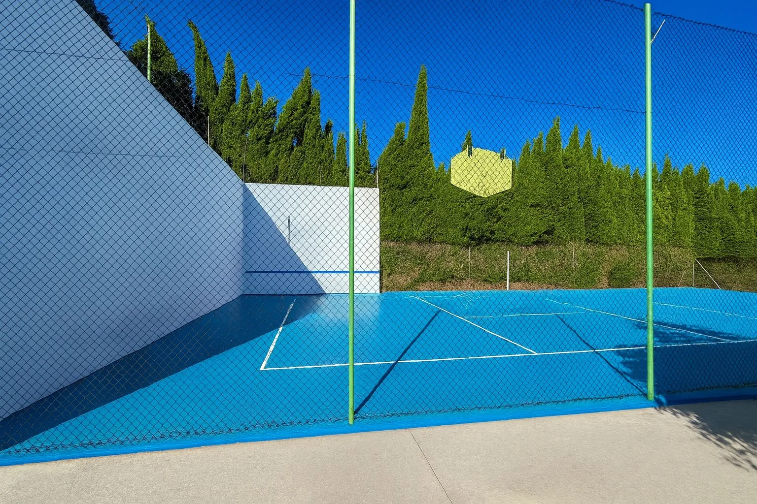 Chalet con pista de tenis y jardín en Les Rotes (Denia)