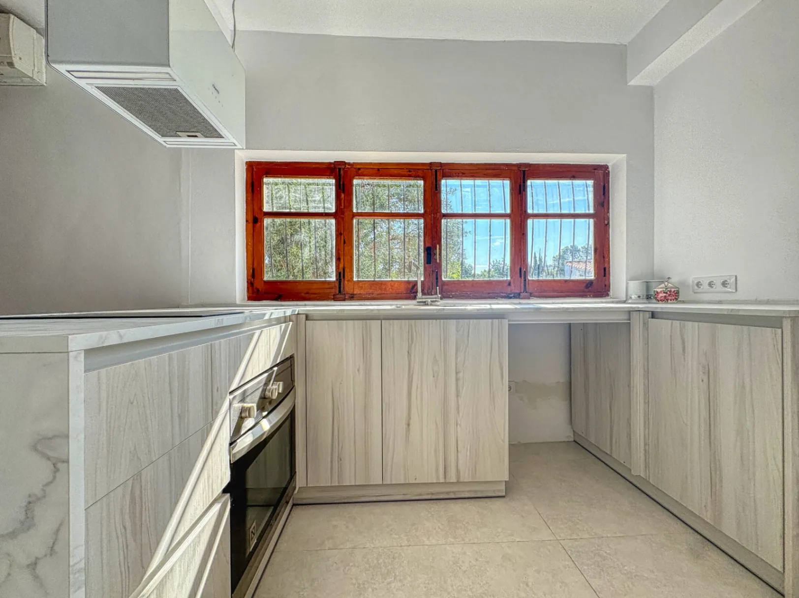 Chalet con pista de tenis y jardín en Les Rotes (Denia)