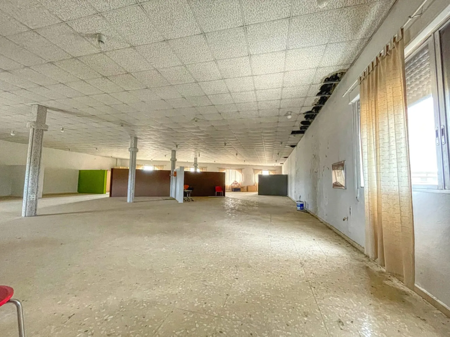 Commercial premises for sale of 1244 m² with urban land.