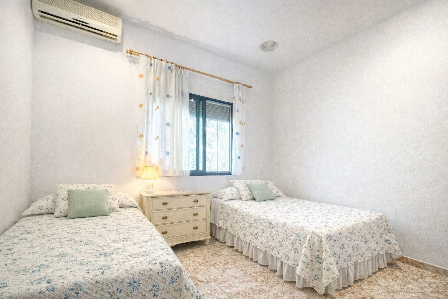 Chalet en venta de 5 dormitorios en Pego, Alicante.