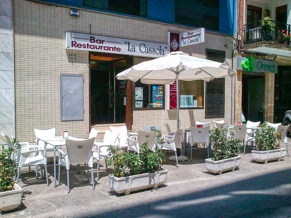 Bar en pleno centro de Oliva, negocio consolidado y con alto rendimiento