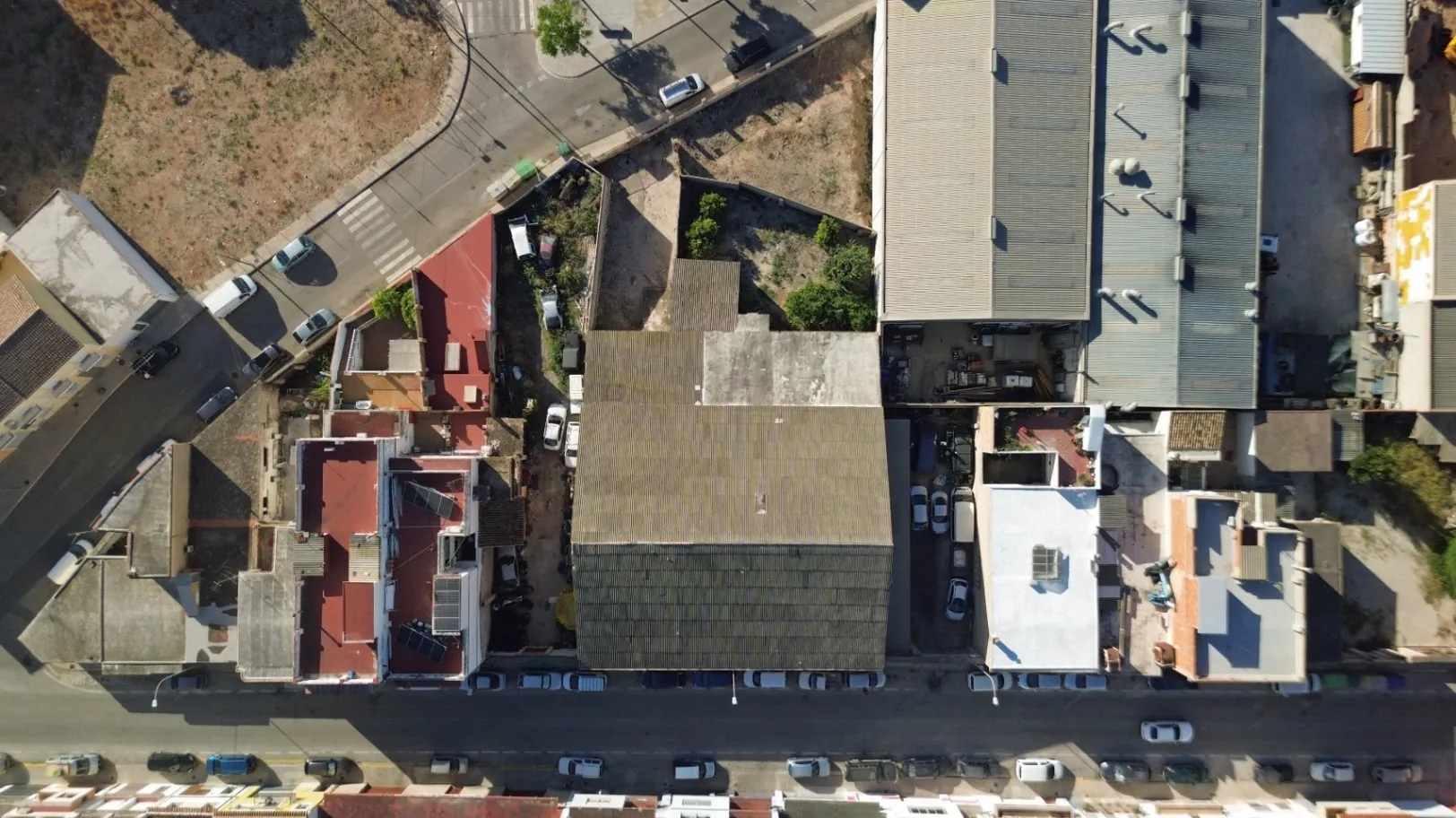 En venta nave comercial de 610 m2 y 836 m2 de terreno urbano en Pego (Marina Alta)