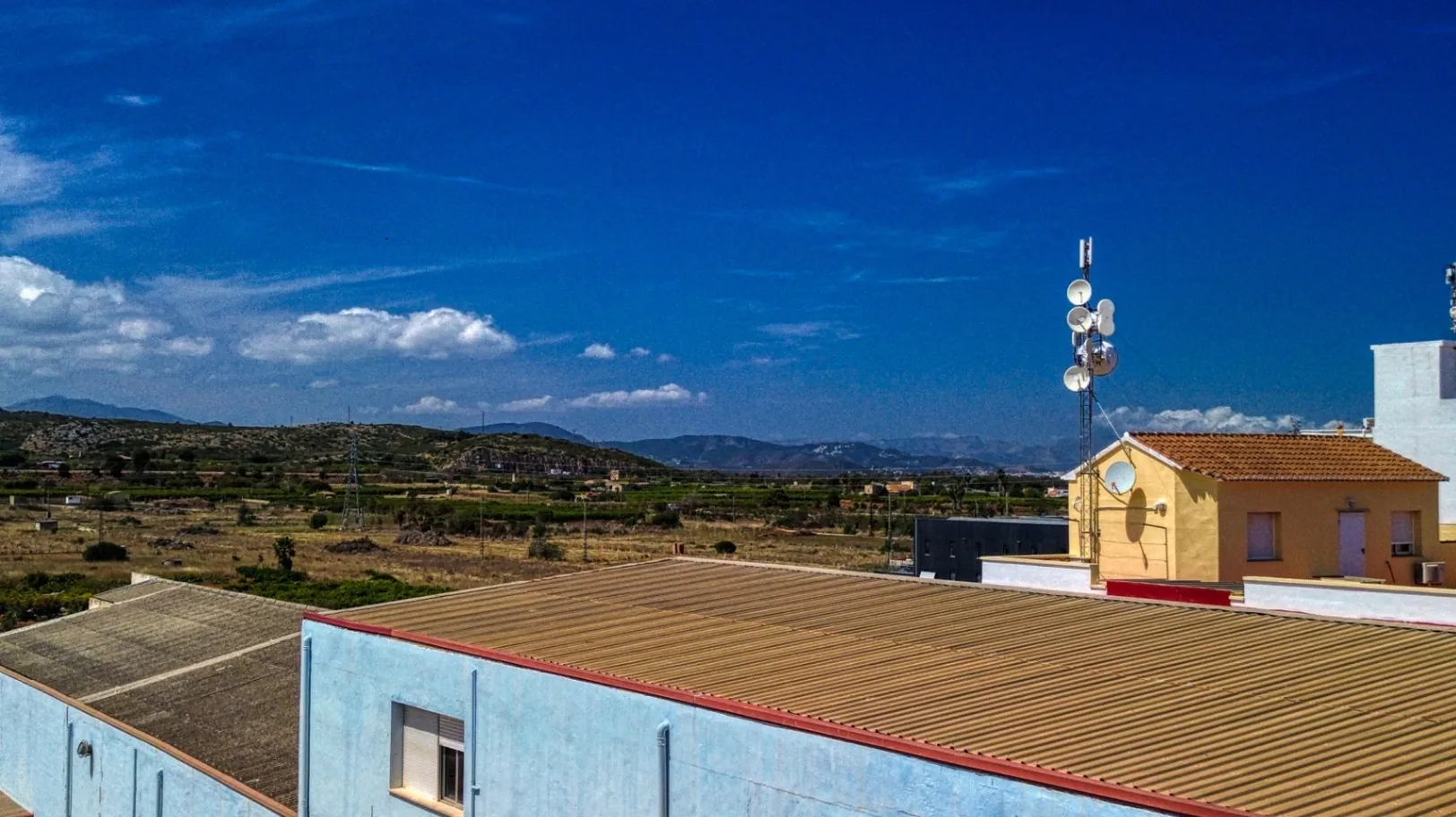 Commercial premises for sale of 1244 m² with urban land.