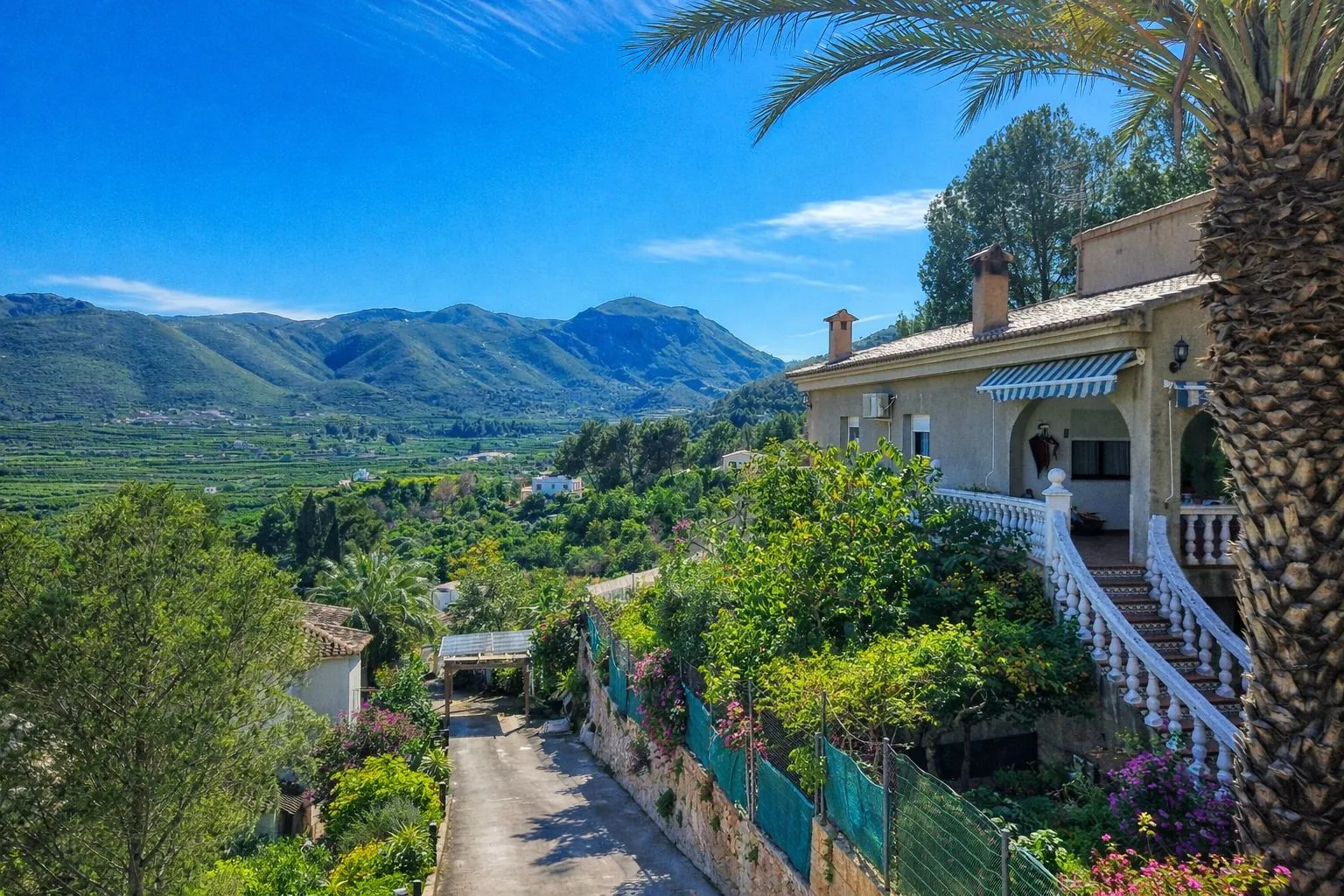 Chalet en venta de 5 dormitorios en Pego, Alicante.