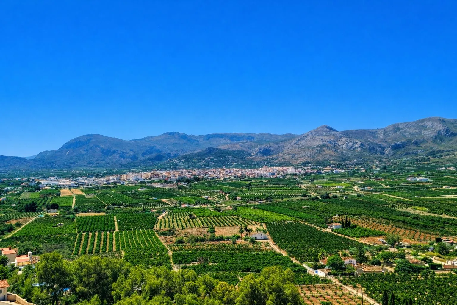 Chalet en venta de 5 dormitorios en Pego, Alicante.