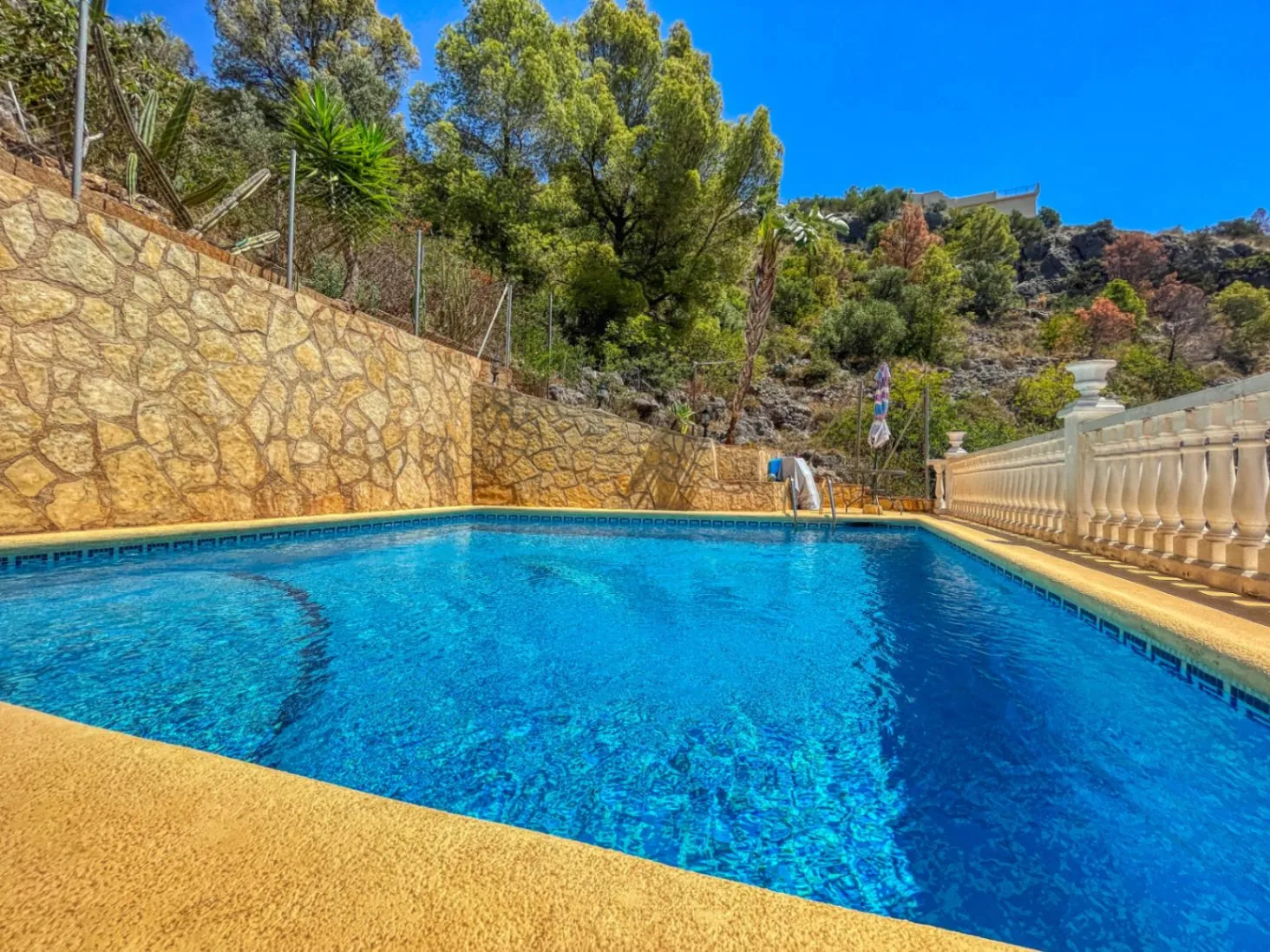 Chalet en venta de 5 dormitorios en Pego, Alicante.