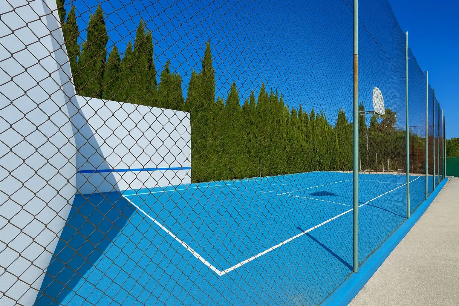 Chalet con pista de tenis y jardín en Les Rotes (Denia)